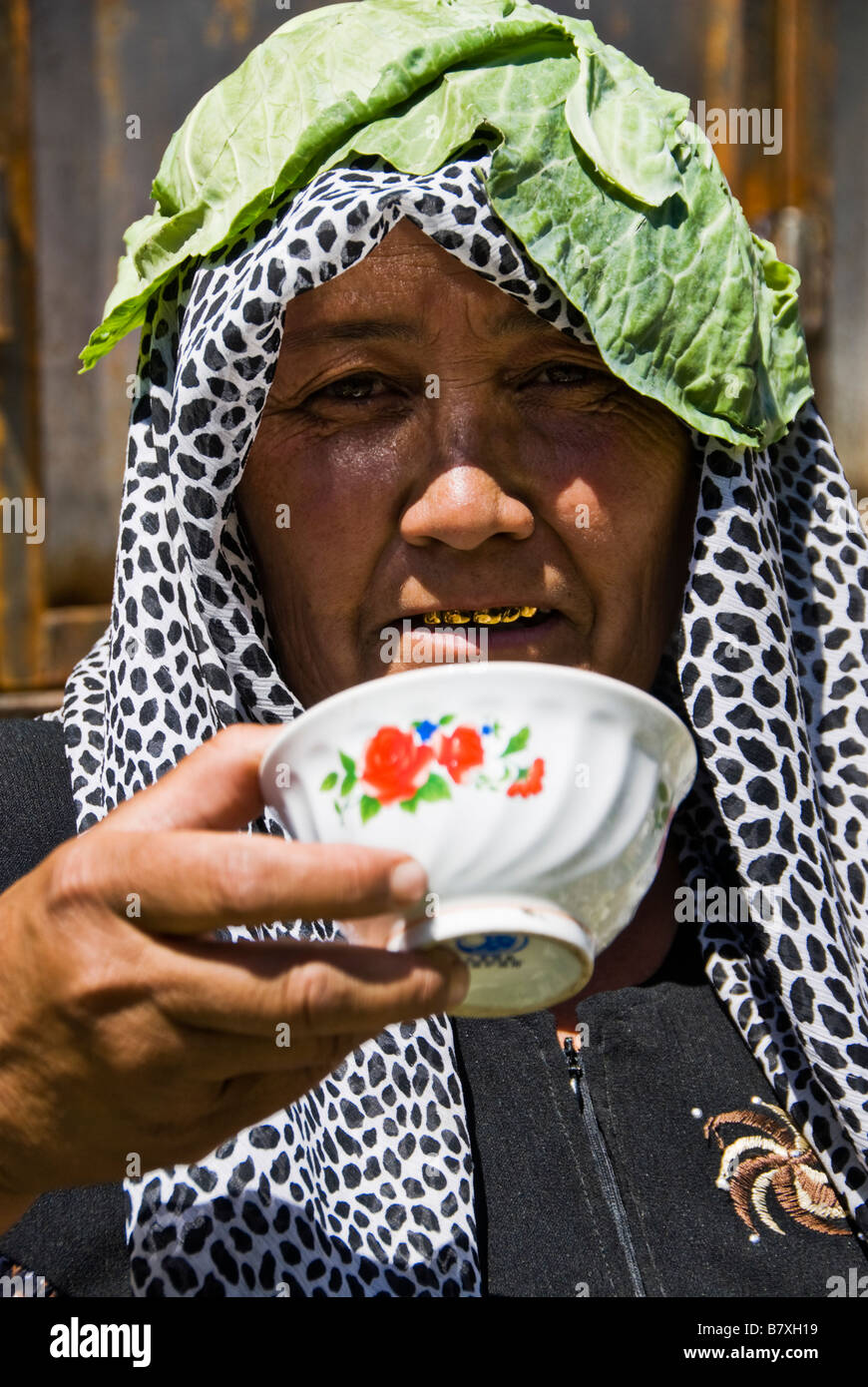 Les gens dans le marché kirghize Kirghizistan SST Banque D'Images