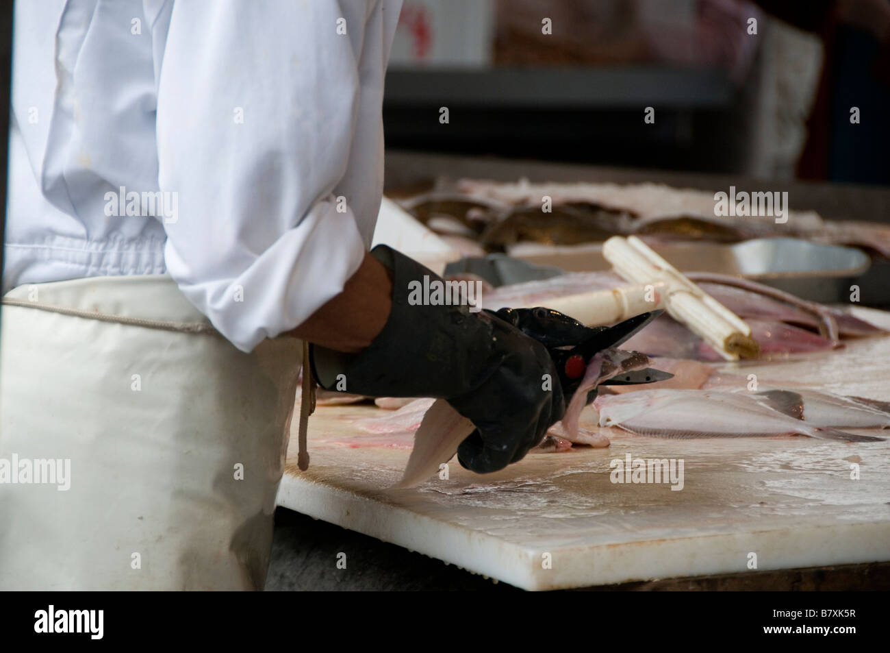 Poissonnier prépare les poissons produisent au marché aux poissons de Bruges Brugge Flandre occidentale Belgique Banque D'Images