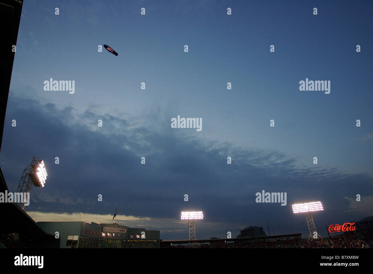 Fenway Park sky 13 OCTOBRE 2008 MLB A vue générale de MLB stade américain Ligue Championnat Série ALCS Jeu 3 entre les Red Sox de Boston et les Rays de Tampa Bay au Fenway Park à Boston Massachusetts USA Photo de Thomas Anderson AFLO 0903 JOURNAL JAPONAIS OUT Banque D'Images