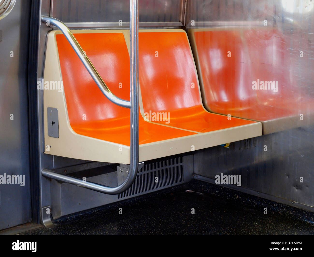 Banquette Orange sur un wagon de métro de la ville de New York Photo Stock  - Alamy
