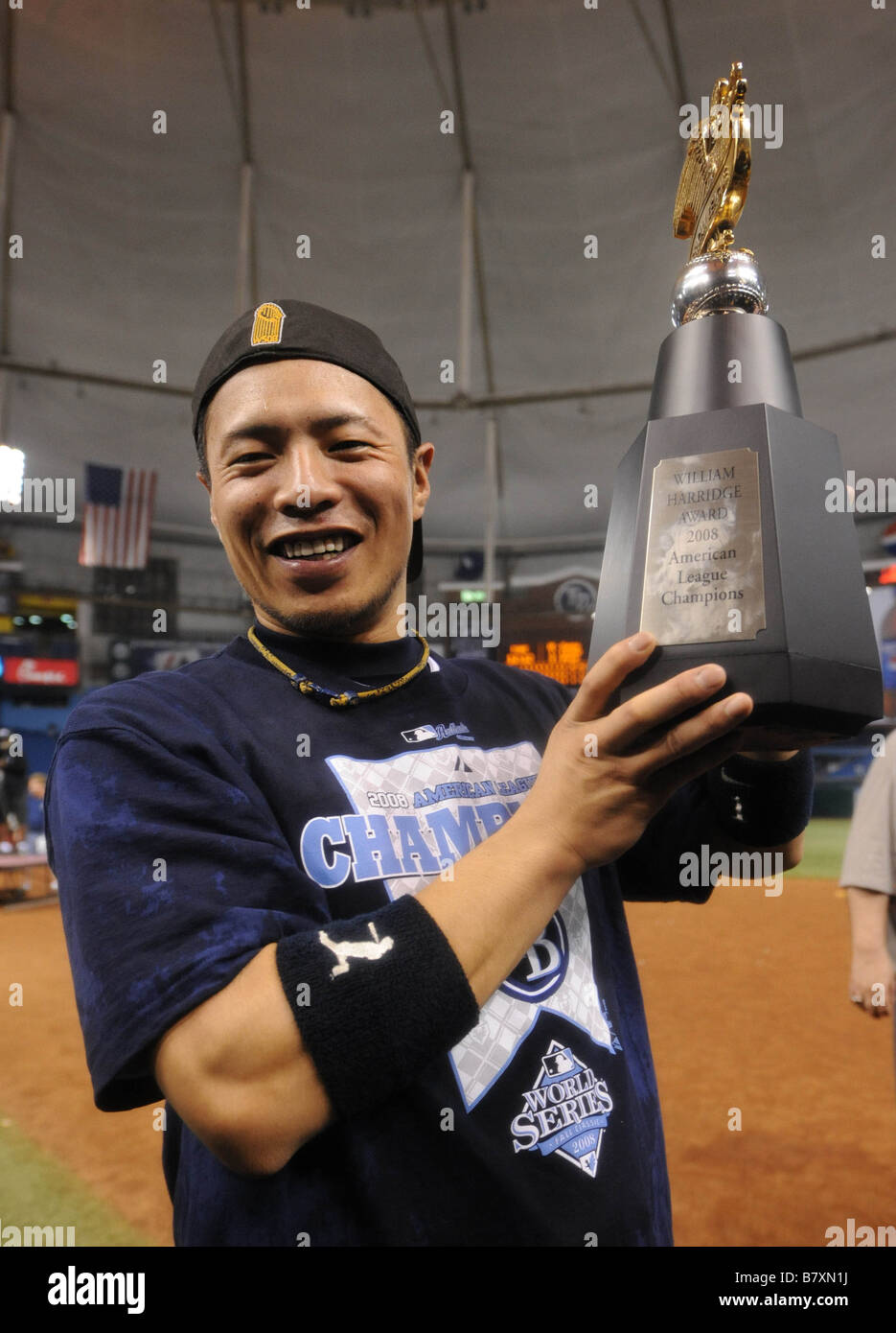 Akinori Iwamura Radiographies 19 OCTOBRE 2008 MLB Akinori Iwamura des Rays de Tampa Bay célèbre avec l'ALCS trophy après avoir battu les Red Sox de Boston dans la série de championnat de la ligue américaine au Match 7 Tropicana Field à St Petersburg en Floride USA Photo par AFLO 2324 Banque D'Images