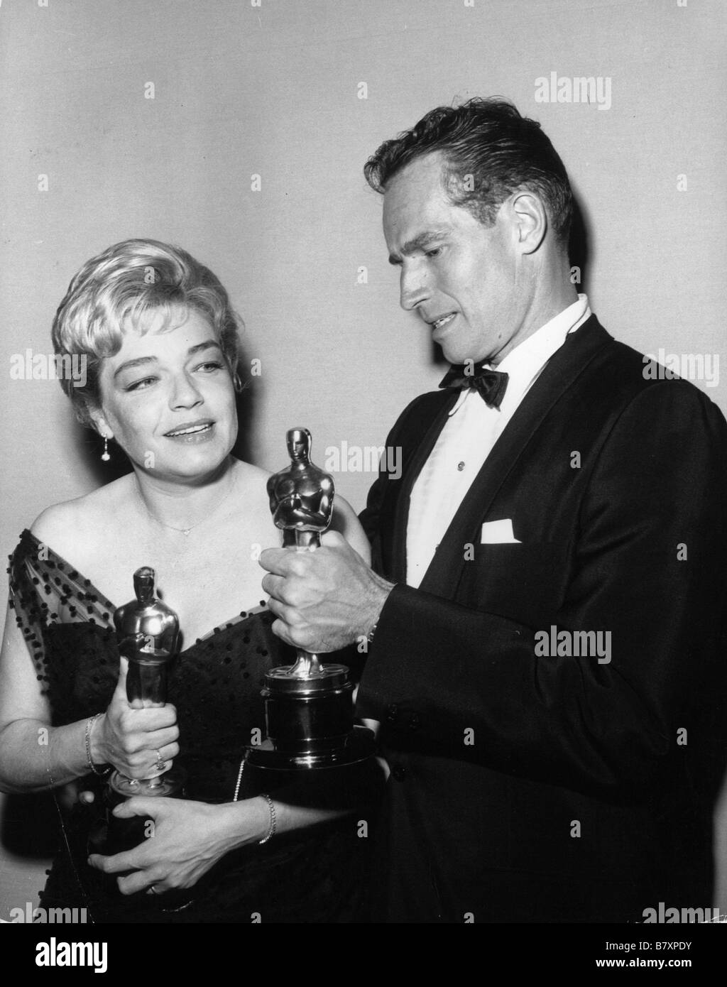 Cérémonie des Oscars 1960 Simone Signoret Meilleure actrice dans un premier rôle pour : les chemins de la haute-ville, chambre à l'Année : 1959 - Top uk Charlton Heston Meilleur acteur dans un premier rôle pour : Ben-Hur, Ben Hur Banque D'Images