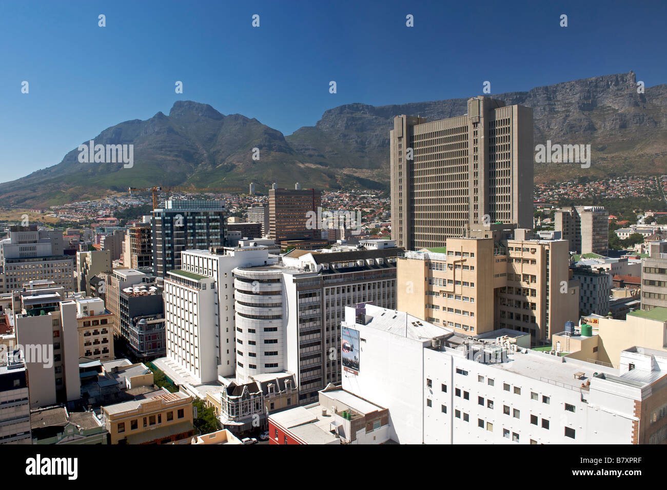 La ville de Cape Town avec Table Mountain et Devil's Peak dans l'arrière-plan. Banque D'Images