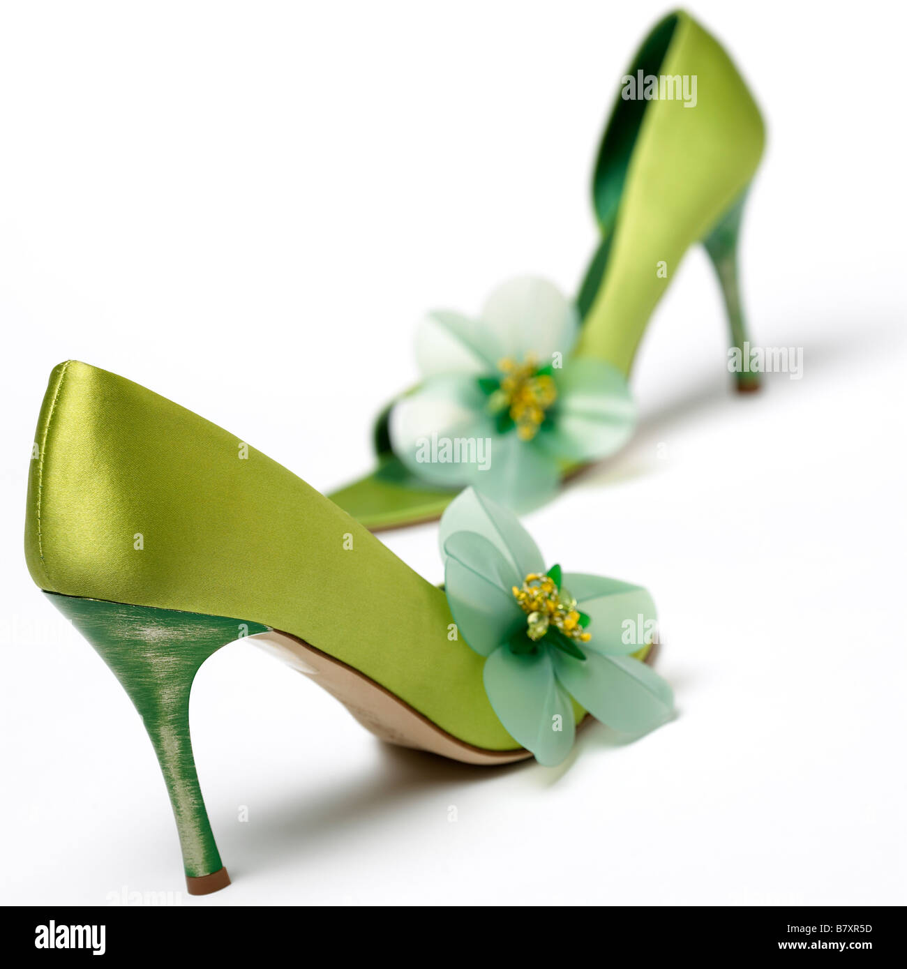 Une paire de chaussures vert fantaisie sur un fond blanc Banque D'Images