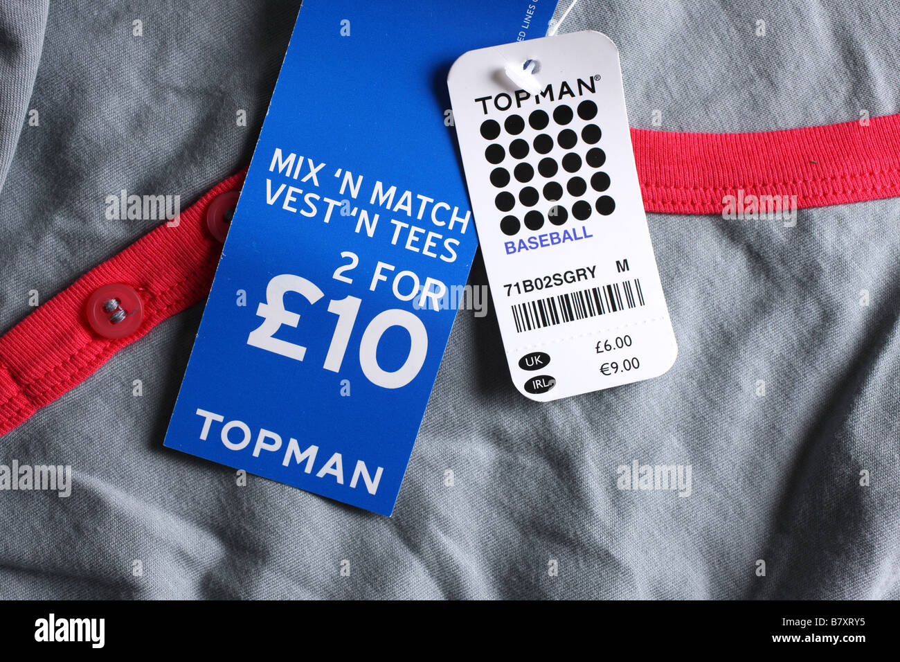 Étiquettes Topman contre un vêtement sur l'offre Photo Stock - Alamy