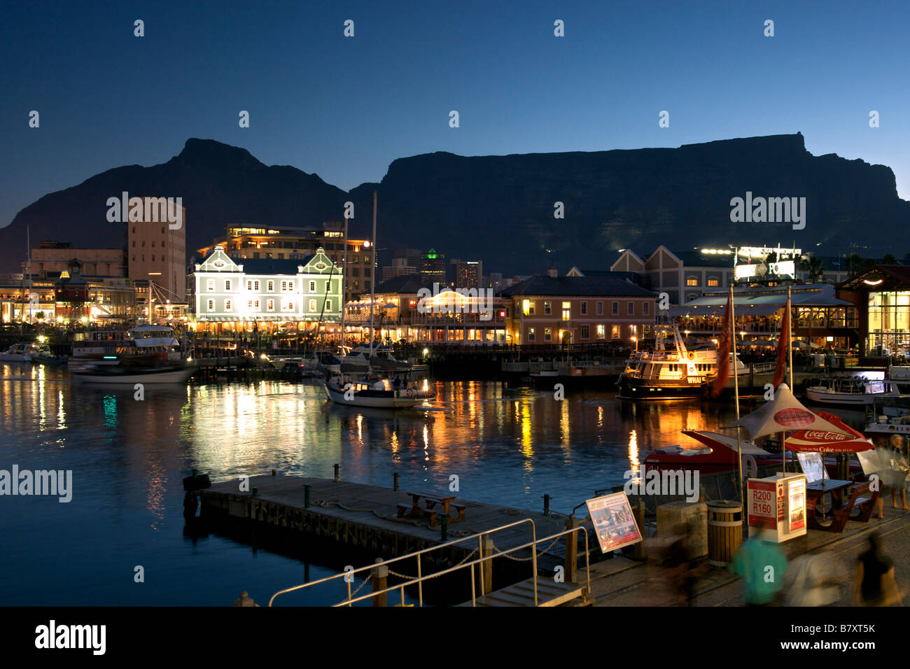 Crépuscule sur le Victoria and Alfred Waterfront à Cape Town avec la Montagne de la table en arrière-plan. Banque D'Images