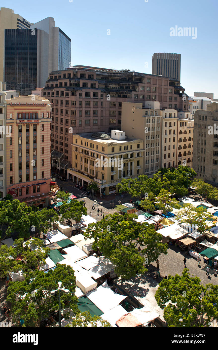 Vue aérienne de Greenmarket Square et les édifices dans la ville de Cape Town Afrique du Sud. Banque D'Images
