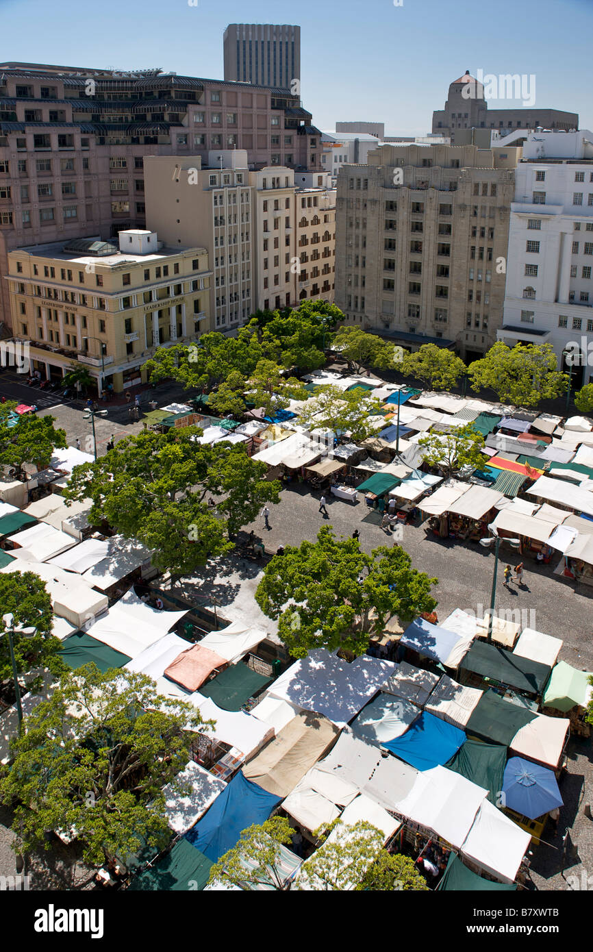 Vue aérienne de Greenmarket Square et les édifices dans la ville de Cape Town Afrique du Sud. Banque D'Images