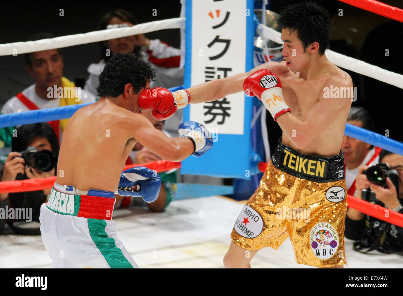 L À R Genaro Garcia MEX Toshiaki Nishioka JPN 3 JANVIER 2009 Conseil Mondial de la Boxe Boxe WBC Super poids Bantam à bout de titre Banque D'Images