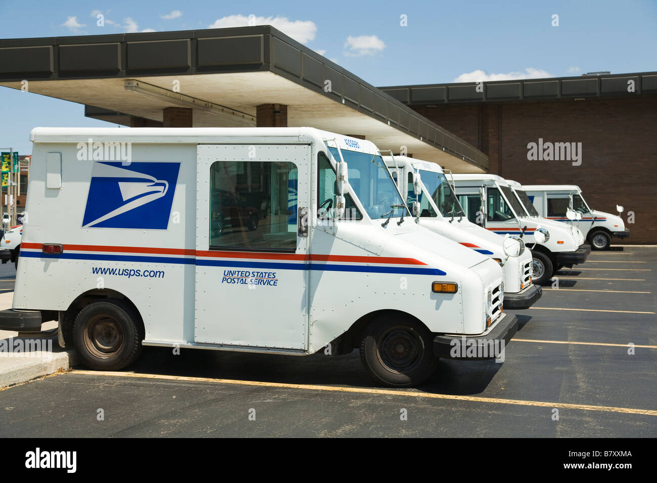 DeKalb ILLINOIS United States Postal Service mail camions garés à post office building Banque D'Images