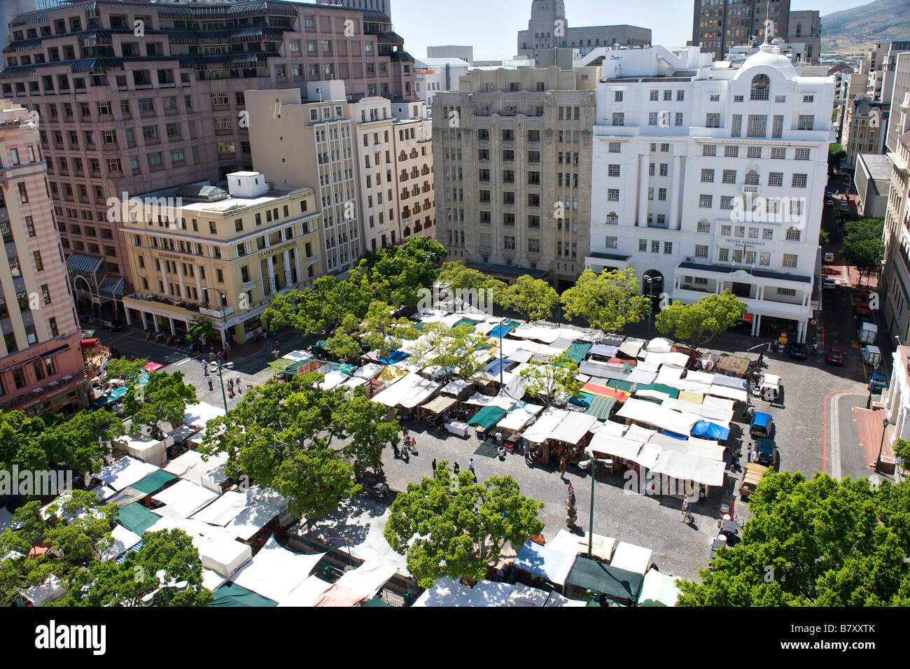 Vue aérienne de Greenmarket Square et les édifices dans la ville de Cape Town Afrique du Sud. Banque D'Images