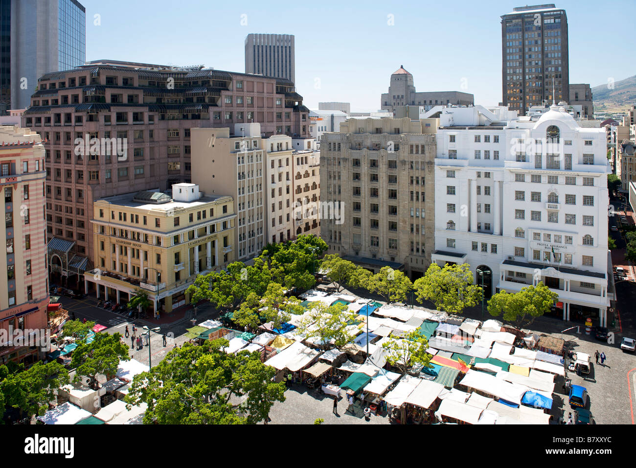 Vue aérienne de Greenmarket Square et les édifices dans la ville de Cape Town Afrique du Sud. Banque D'Images