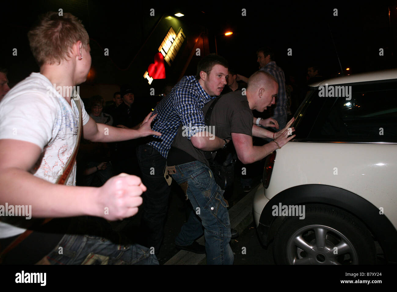 La violence à l'extérieur d'une discothèque en Oldham , Royaume-Uni Banque D'Images