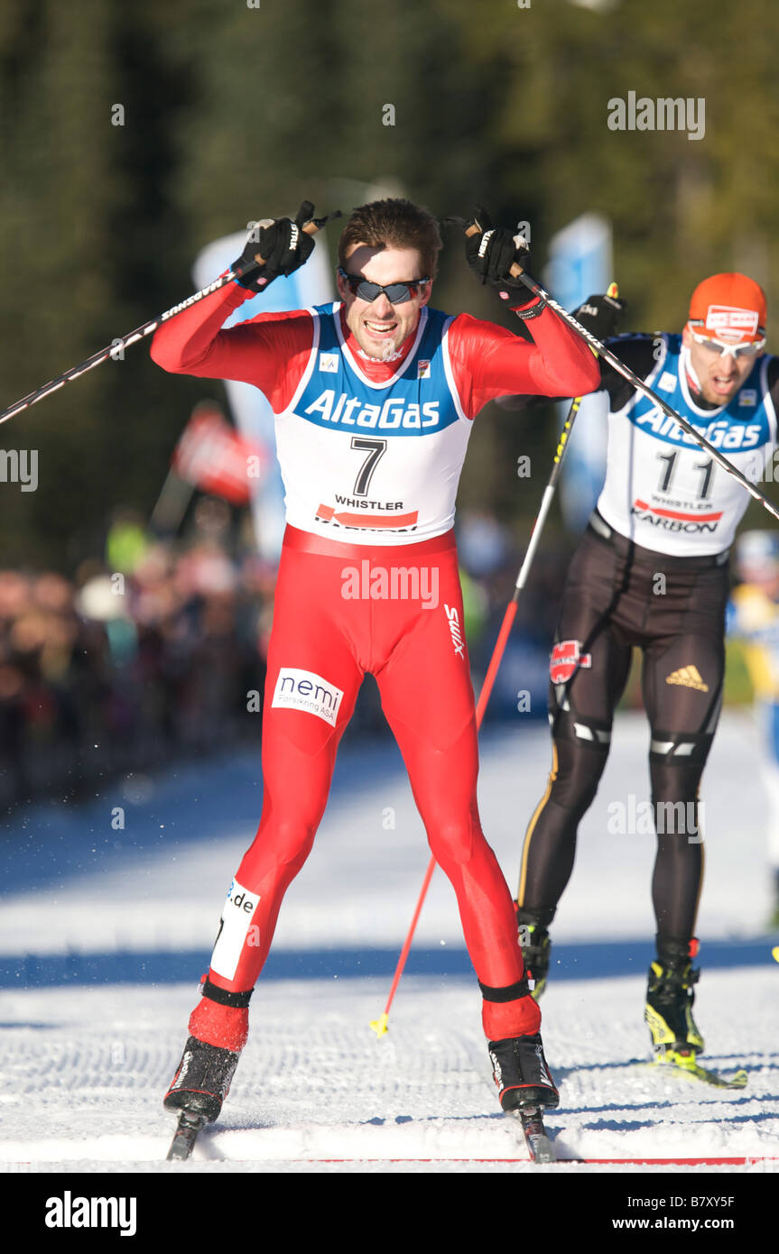Magnus H gémir ni 17 janvier 2008 Combiné nordique Magnus Hovdal Moan 7 R de la Norvège célèbre comme il franchit la ligne d'arrivée en avance de Bjoern Kircheisen d'Allemagne au cours de la DKB FIS Coupe du monde de combiné nordique Gundersen individuel HS140 10km au Parc olympique de Whistler dans la vallée Callaghan British Columbia Canada Photo par Toshi Kawano AFLO 2021 Banque D'Images