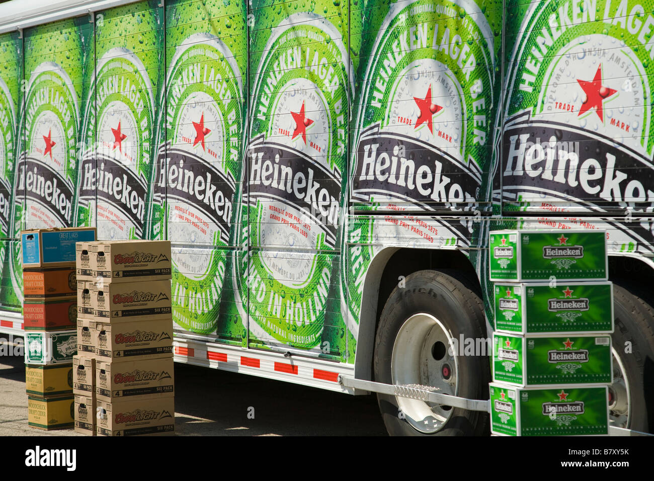 DeKalb ILLINOIS Cas d'Heineken et autres marques de bière Coors empilés à côté du camion de livraison de Heineken Banque D'Images