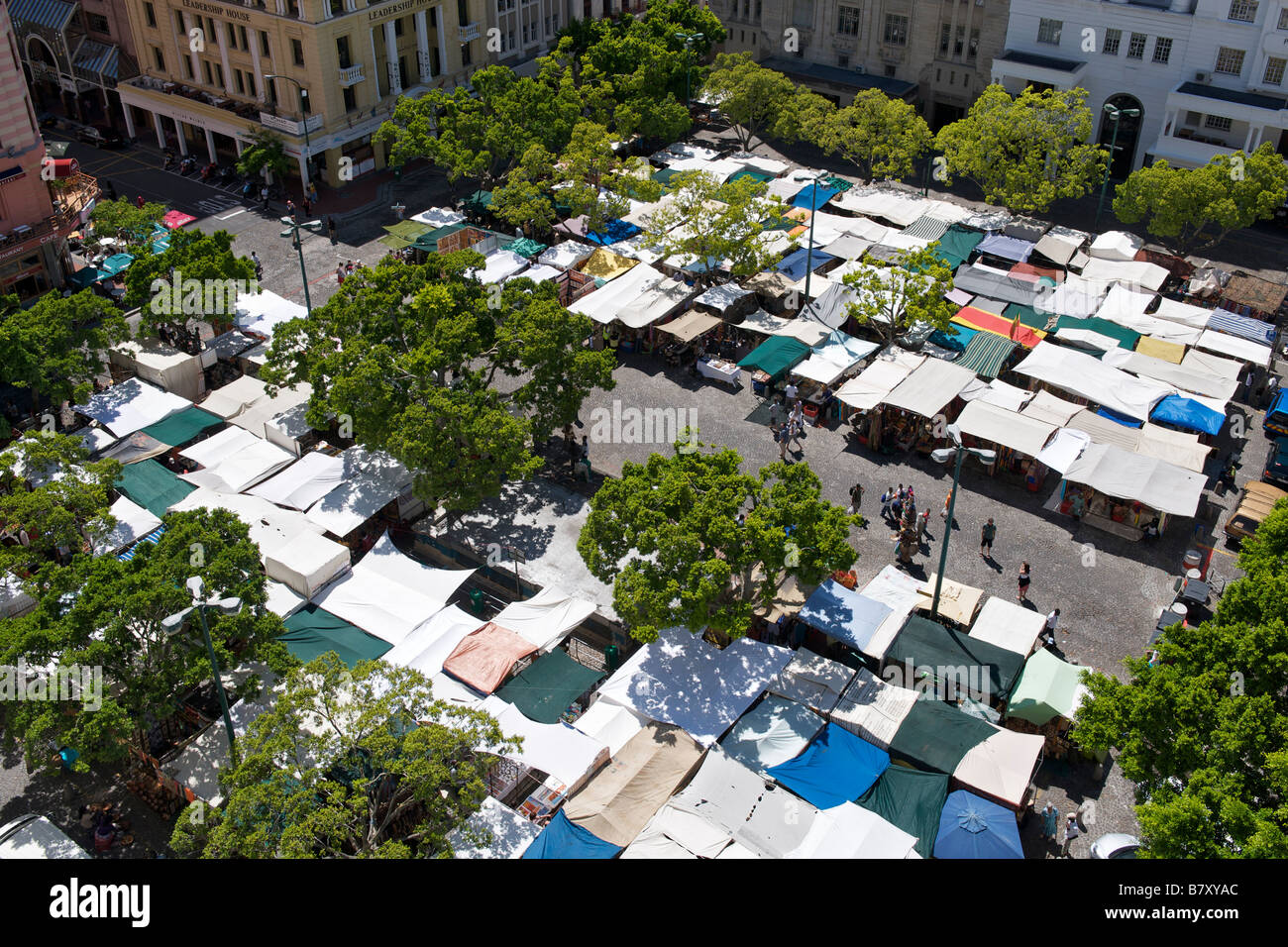 Vue aérienne de Greenmarket Square et les édifices dans la ville de Cape Town Afrique du Sud. Banque D'Images