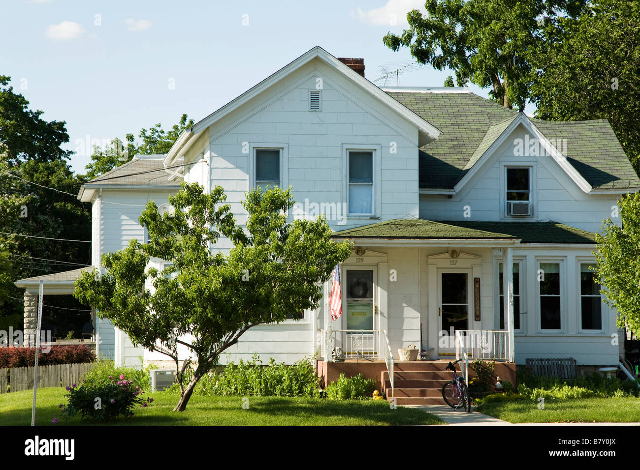 L'ILLINOIS Sycamore cadre en bois de deux étages dans une petite ville du Midwest accueil maison blanche traditionnelle avec porche Banque D'Images