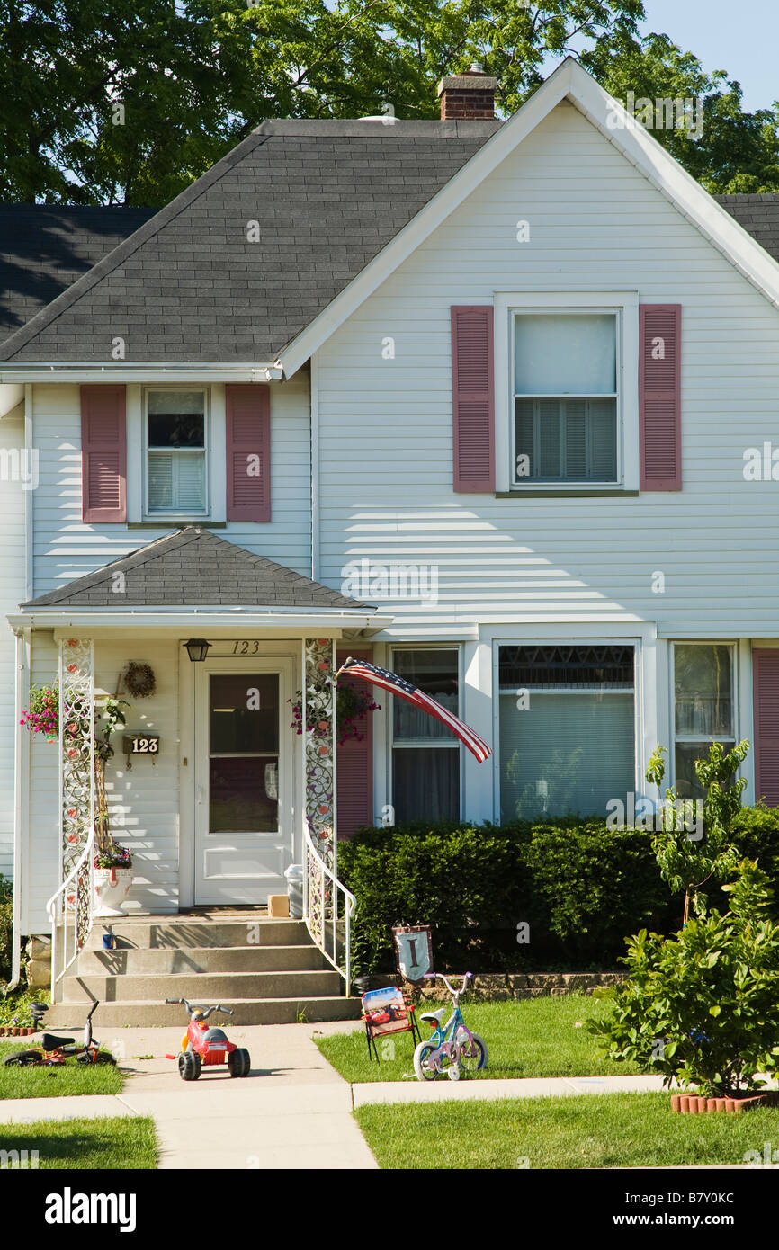 L'ILLINOIS Sycamore cadre en bois de deux étages dans une petite ville du Midwest accueil maison blanche traditionnelle avec porche Banque D'Images