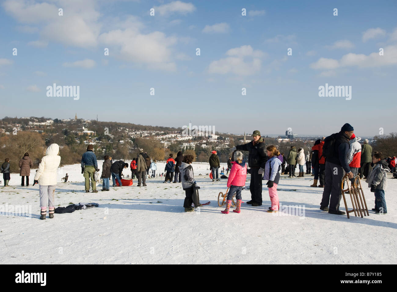 Les familles aiment les sports d'hiver sur la Colline du Parlement couvertes de neige NW3 London United Kingdom Banque D'Images