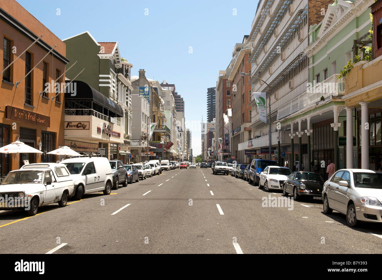 Vue vers le bas de la longueur de la rue longue dans la ville de Cape Town. Banque D'Images