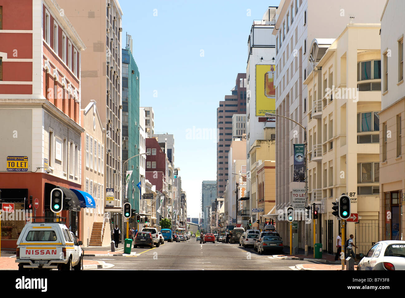 Vue vers le bas de la longueur de la boucle street dans la ville de Cape Town. Banque D'Images