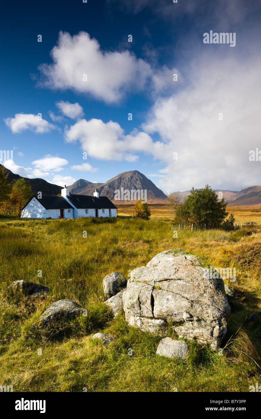 Chalet sur Rannoch Moor près de Buachaille Etive Mor Highlands écossais Ecosse Banque D'Images