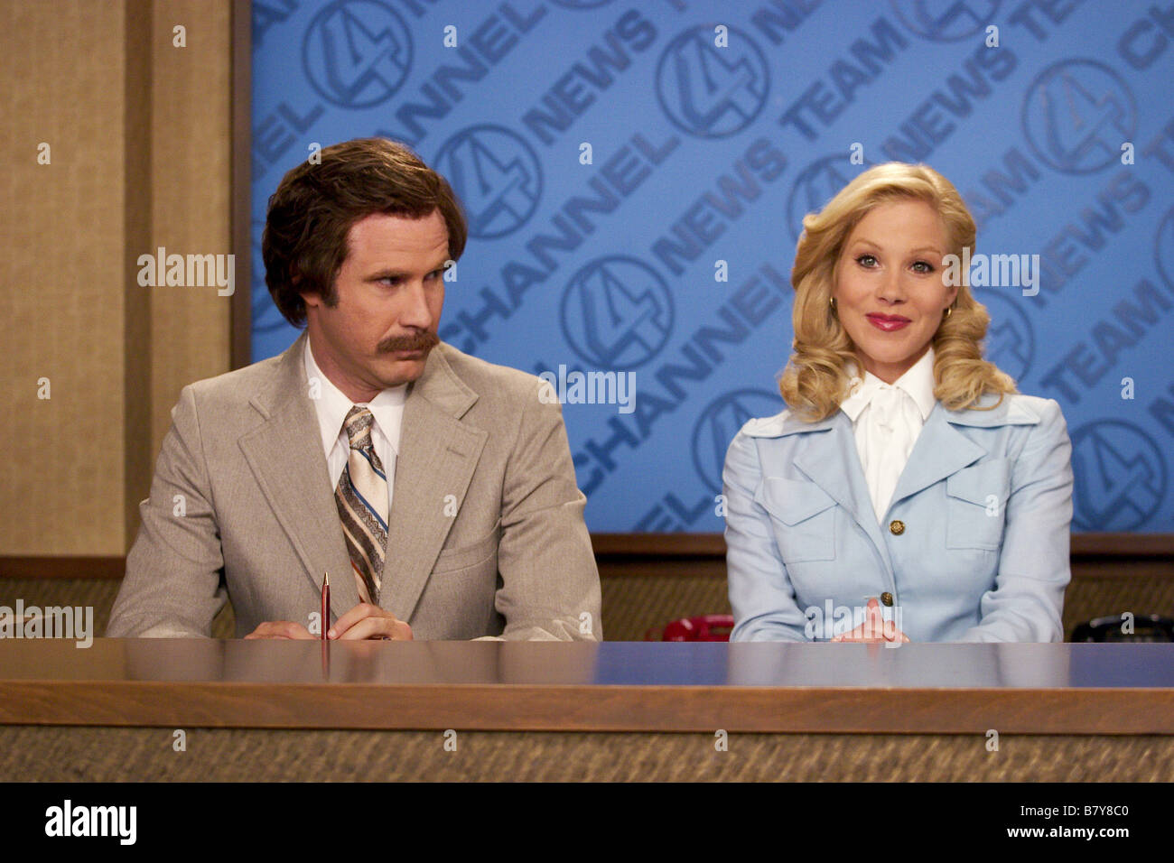 Presentateur vedette : la légende de Ron Burgundy Présentateur : la légende de Ron Burgundy Année : 2004 USA Will Ferrell , Christina Applegate Réalisateur : Adam McKay Banque D'Images