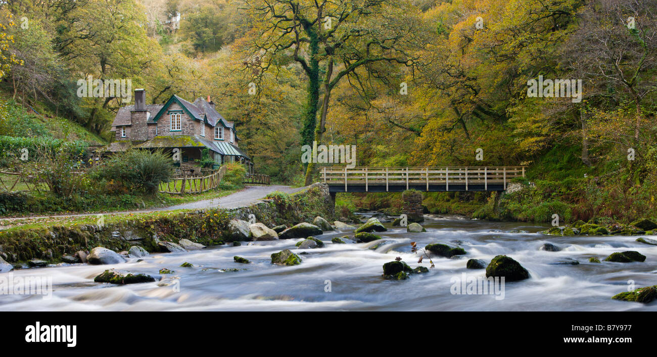 Watersmeet House en automne Parc National d'Exmoor Devon, Angleterre Banque D'Images