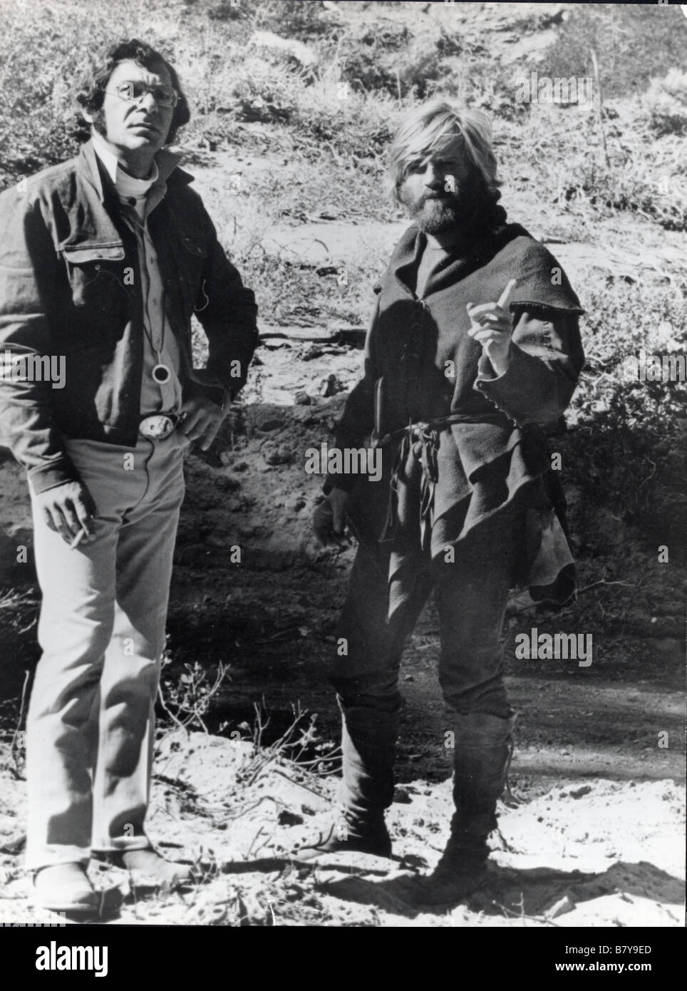 Sydney Pollack Sydney Pollack Robert Redford et Sydney Pollack tournage sur la série Jeremiah Johnson Année 1972 usa Banque D'Images