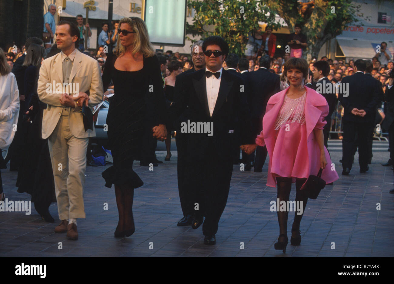 Pedro Almodovar, Miguel Bose, Victoria Abril au Festival de Cannes en 1992  pour talons lejanos (talons hauts Photo Stock - Alamy