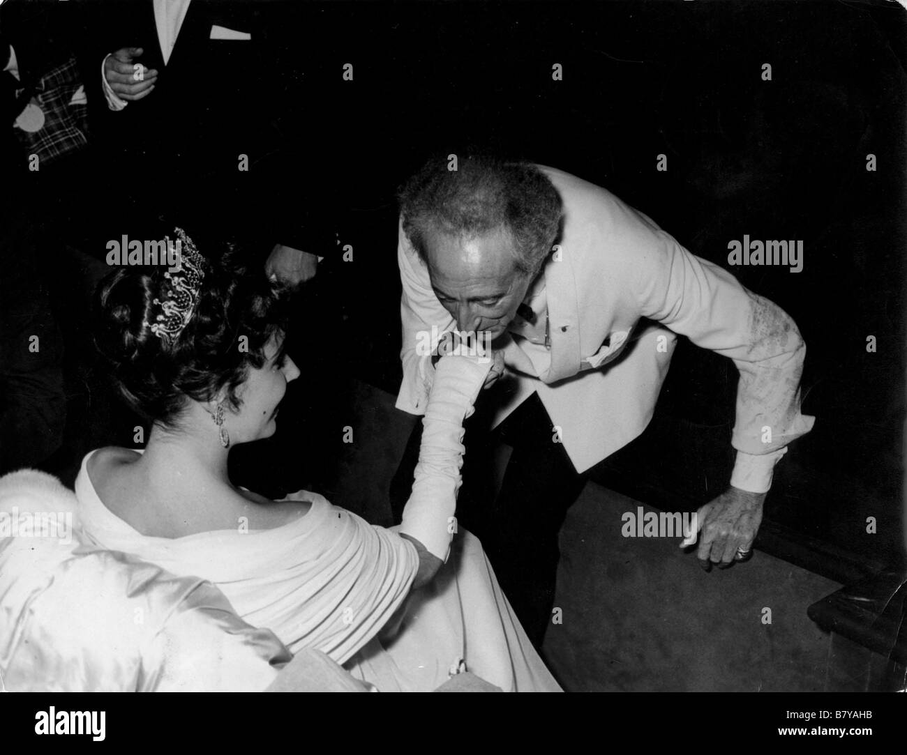 Jean Cocteau et Elizabeth Taylor (Liz Taylor), au Festival de Cannes, 1957 Banque D'Images