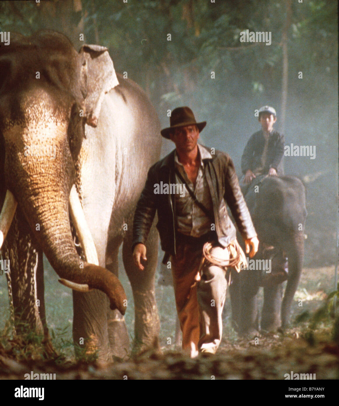 Indiana Jones et le Temple du Péril Année : 1984 Harrison Ford, Jonathan Ke Quan Réalisateur : Steven Spielberg Banque D'Images