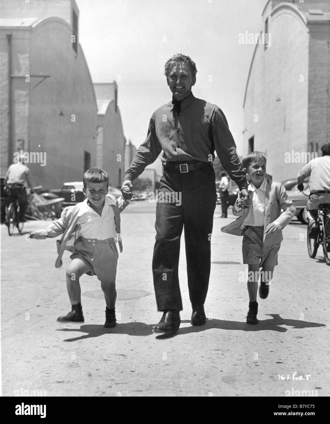 Kirk Douglas, Michael Douglas et Andrew Douglas lors de la prise de vue les grands arbres Année : 1952 USA Banque D'Images