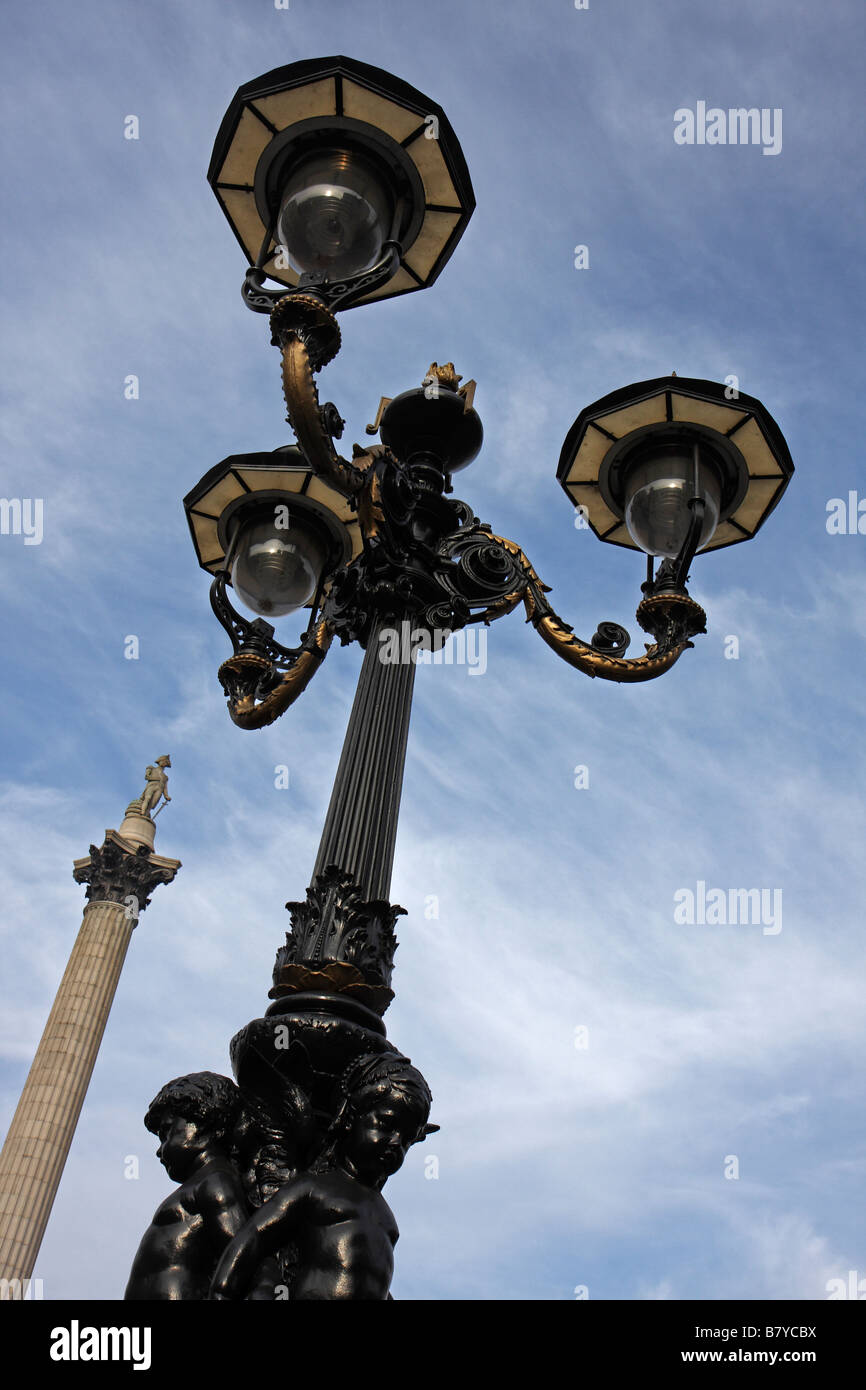 Lampe de rue et la Colonne Nelson, Trafalgar Square Banque D'Images