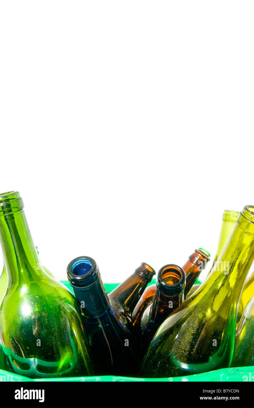 Bouteilles en verre colorées regroupées et prêtes pour le recyclage sur un fond blanc Banque D'Images