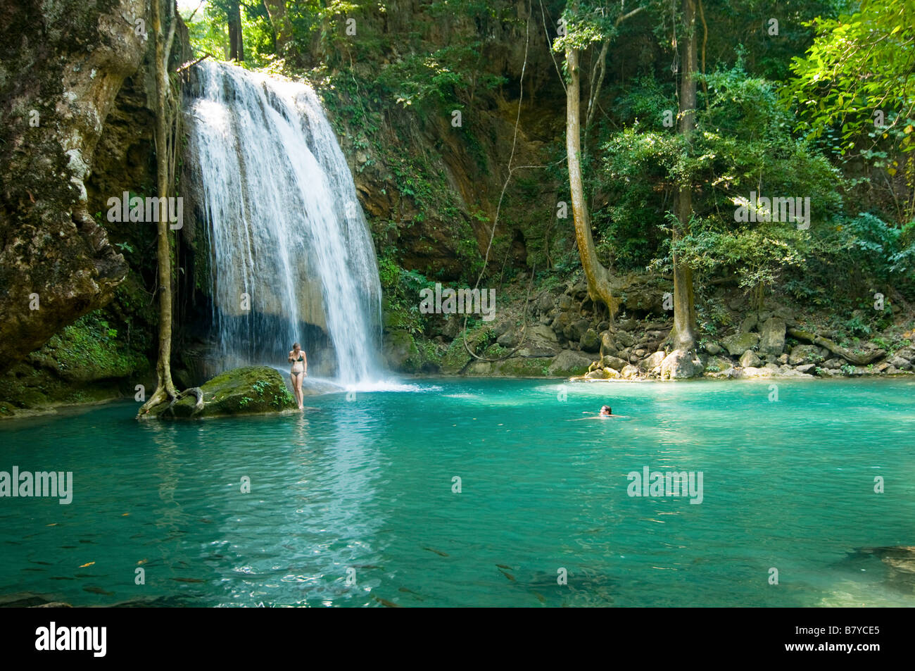 Belle cascade dans le Parc National d'Erawan en Thaïlande Kanchanaburi Banque D'Images