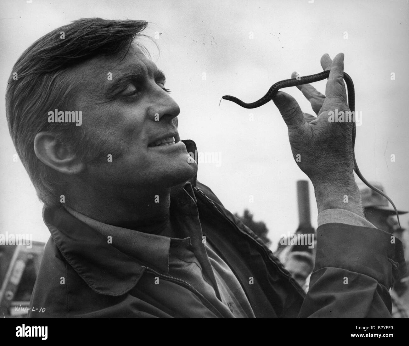 Kirk Douglas avec un hochet-snake Banque D'Images