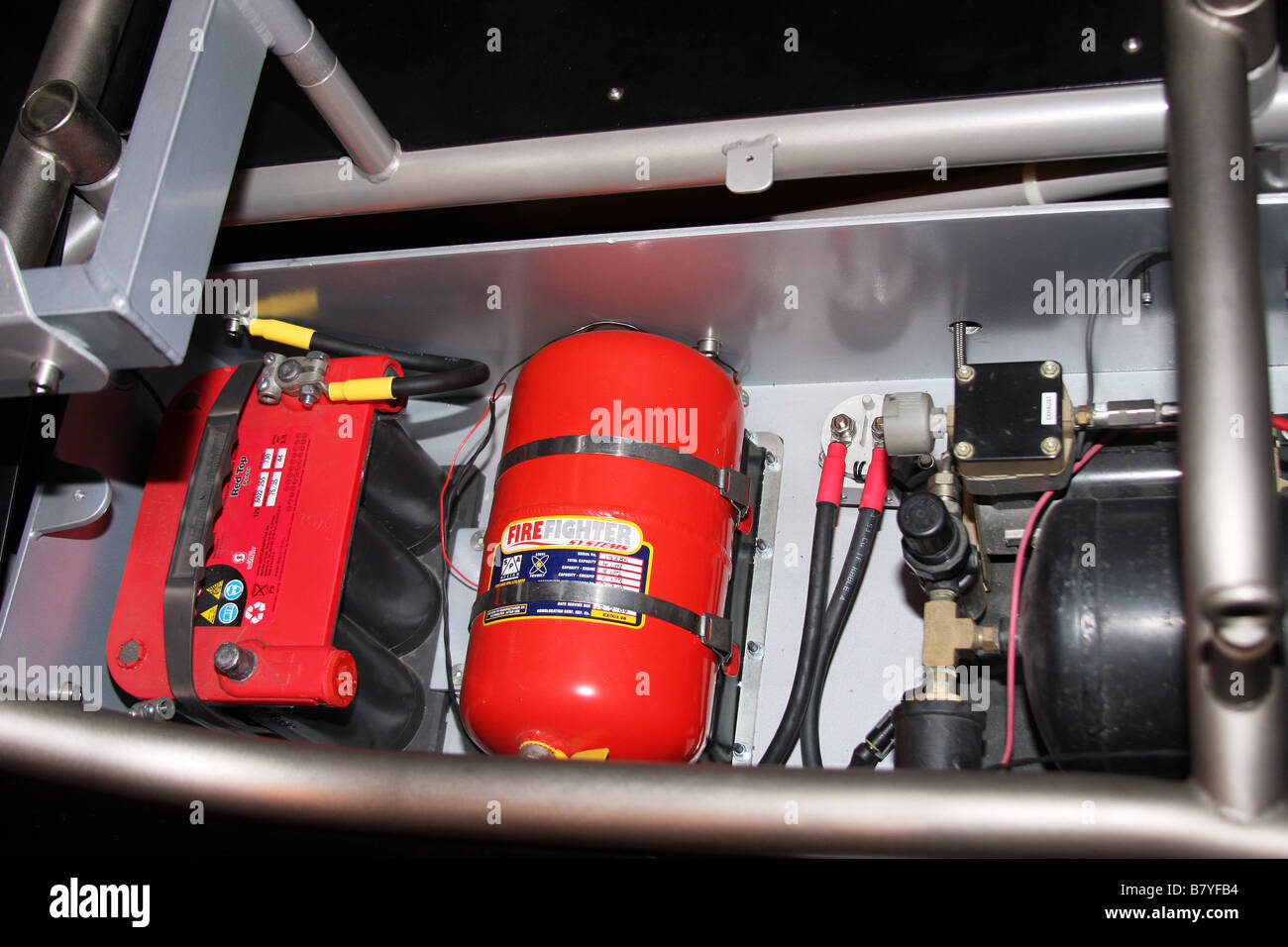 Système extincteur semi automatique installé en permanence dans une voiture de course dans le cadre d'un panneau de plancher. Banque D'Images
