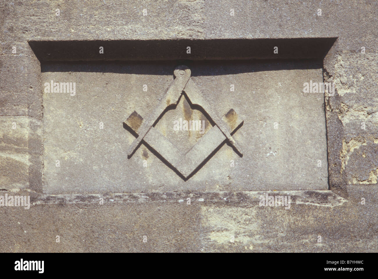 Bruton UK Somerset signe symbole pour les francs-maçons et l'équerre compas de secours en pierre sculptée sur Victorian masonic hall Banque D'Images