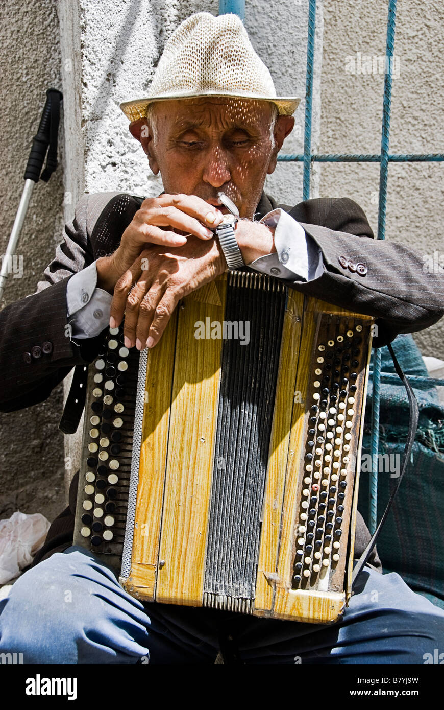Aveugle avec contrôle du temps de l'accordéon dans un marché de rue Karakol Kirghizistan Banque D'Images