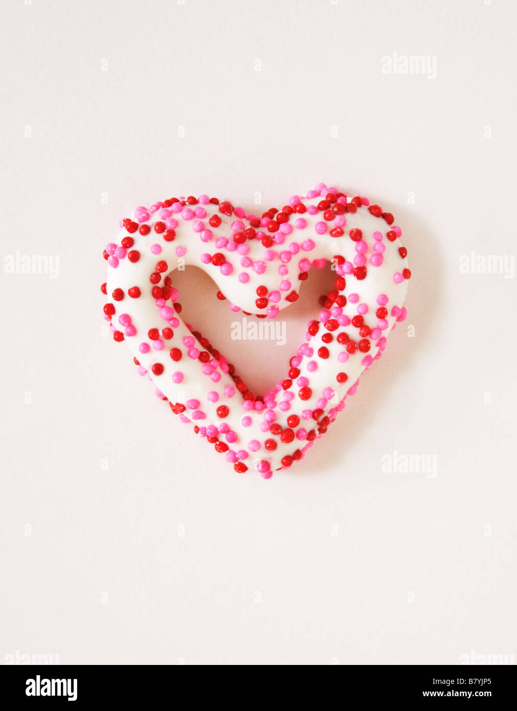 Seule Valentine candy coeur bretzel sur un fond blanc. Banque D'Images