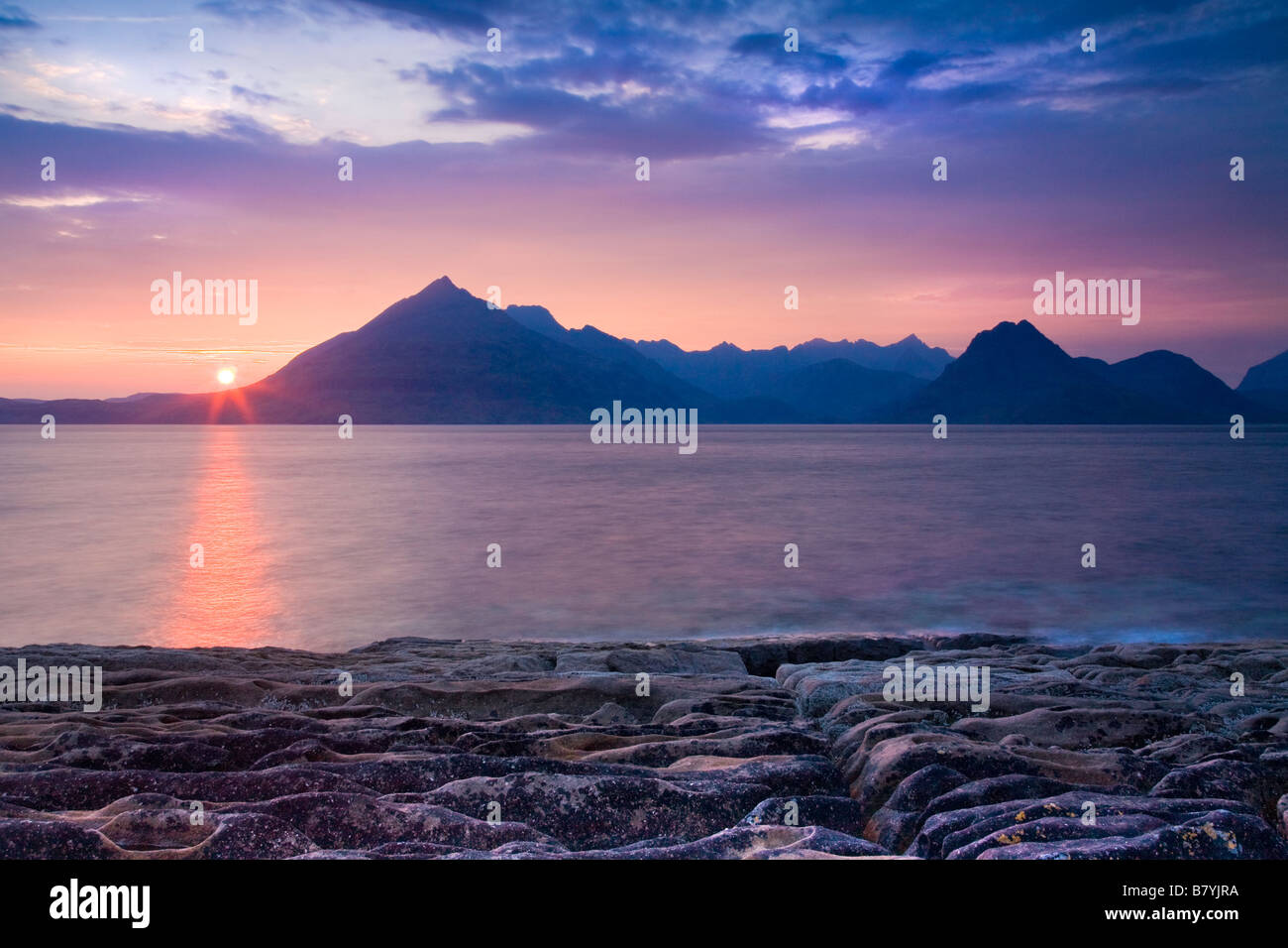 Vue magnifique depuis Elgol alors que le soleil se couche sur les montagnes Cuillin sur l'île de Skye Banque D'Images