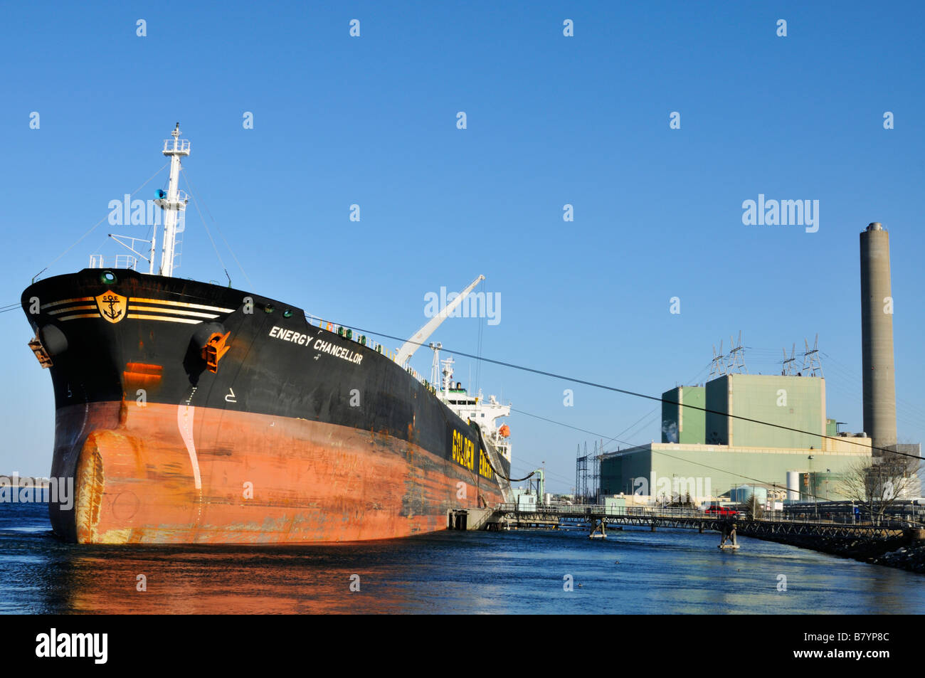 Le Chancelier de l'énergie combustible pétrolier, attaché ou amarré au quai de Mirant sur Cape Cod Canal Banque D'Images