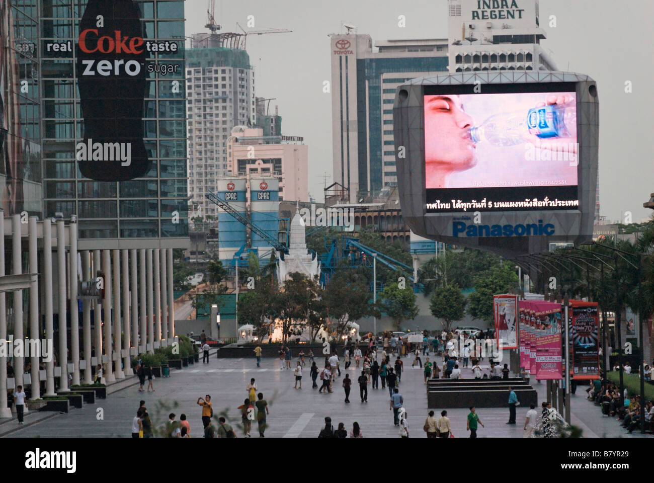 Télévision écran plat géant Nestle publicité eau potable embouteillée Pathumwan, dans le centre de Bangkok en Thaïlande Banque D'Images