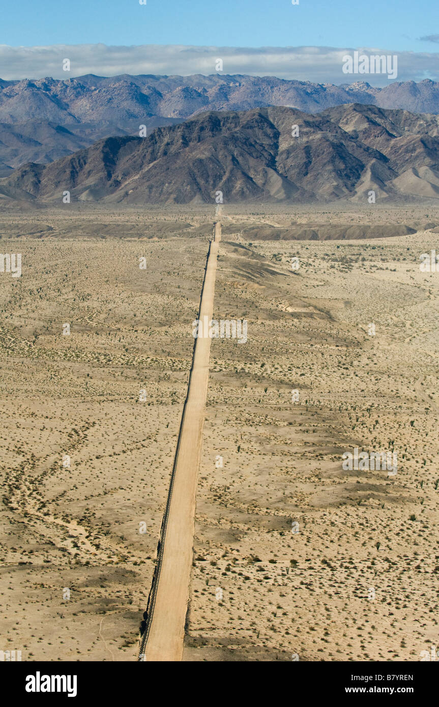 Le Mexique nous clôture frontalière et route d'accès, Yuha Désert, Imperial Valley, en Californie, à l'ouest de l'antenne, Banque D'Images