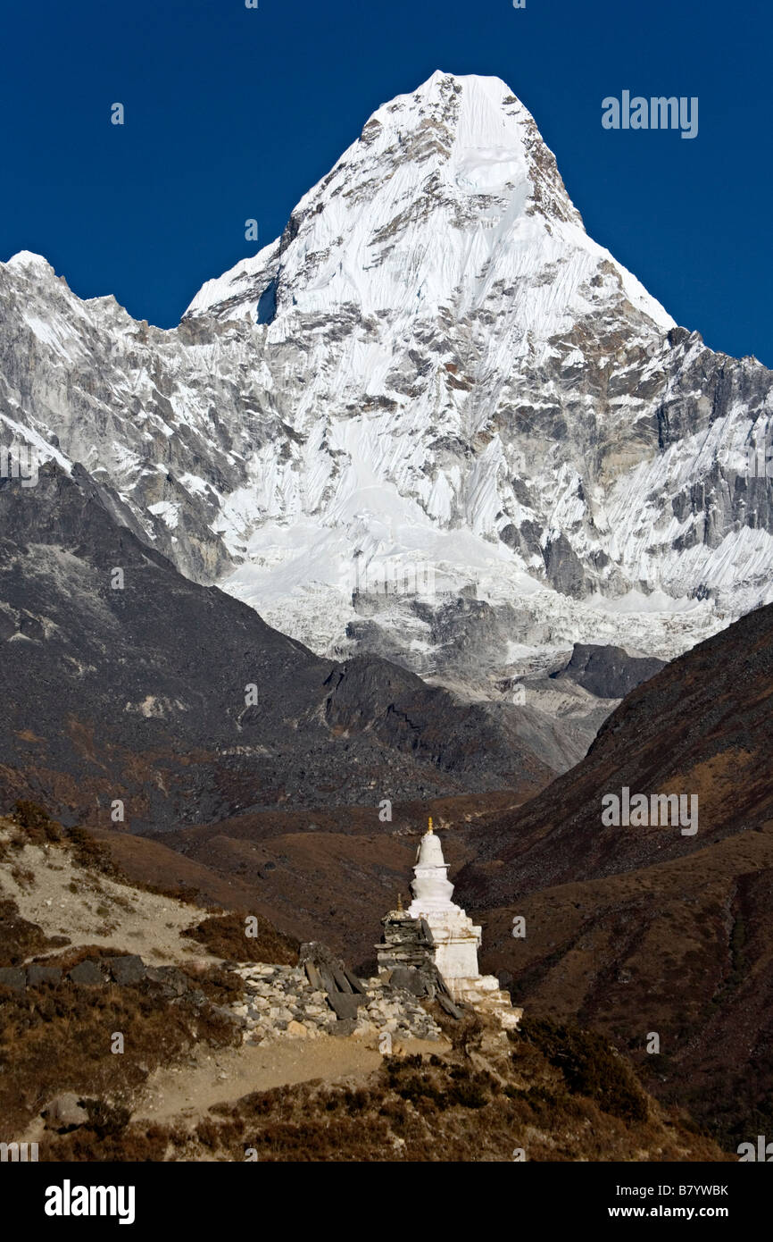 Amadablam majestueuse montagne en arrière-plan et sur un chorten en bordure de la région de la vallée de Khumbu Everest Népal Banque D'Images