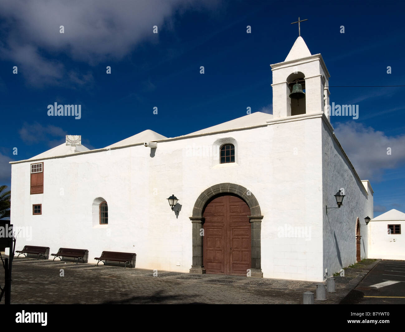 La Parroquia San Roque paroisse église avec un cadran solaire datant de 1881 sur son toit en Tinjano Lanzarote Iles Canaries Banque D'Images