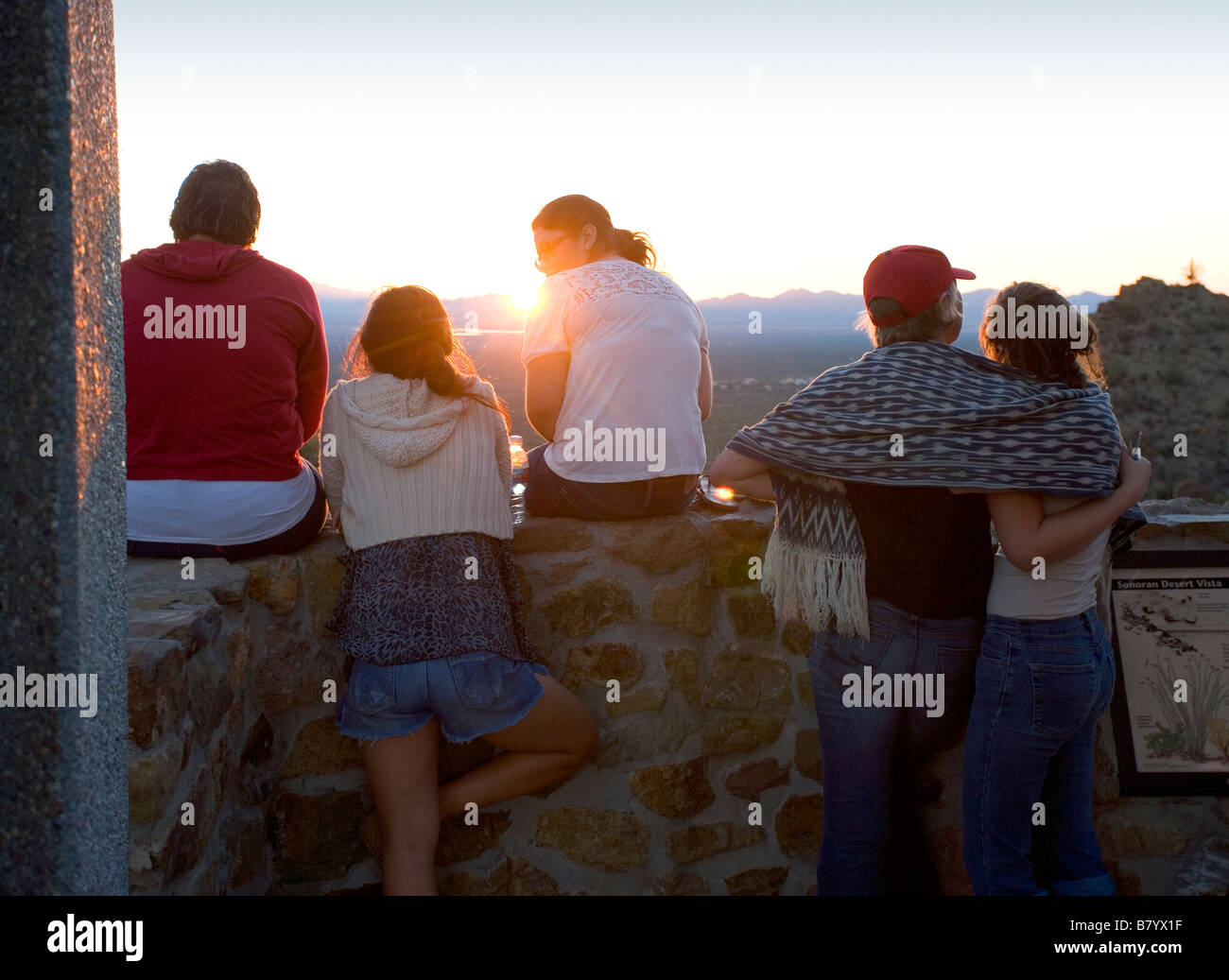 Les touristes à regarder le coucher du soleil de la négliger au Col Col Gates Gates est en Saguaro National Park à Tucson en Arizona Banque D'Images