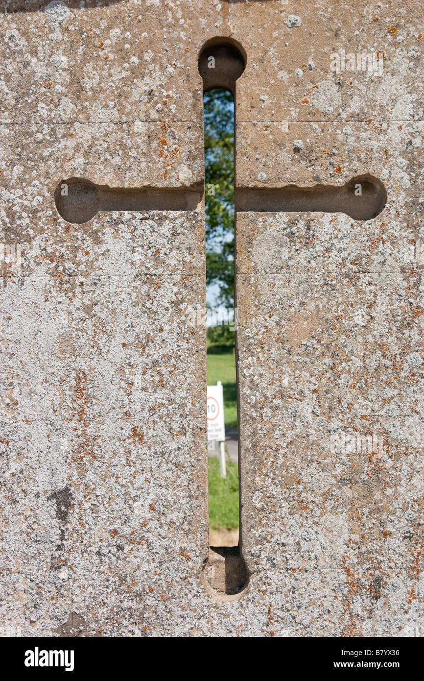 La flèche en forme de croix à l'emplacement de l'ancien bâtiment mur Banque D'Images