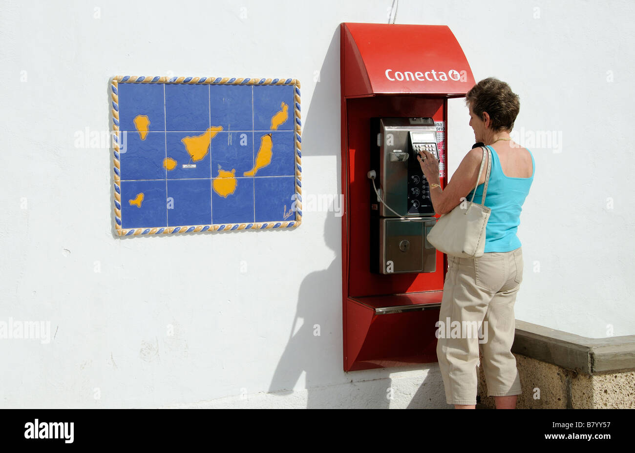 Callbox à montage mural ou un téléphone public et sol carrelé décoratif plaque montrant les Îles Canaries Banque D'Images
